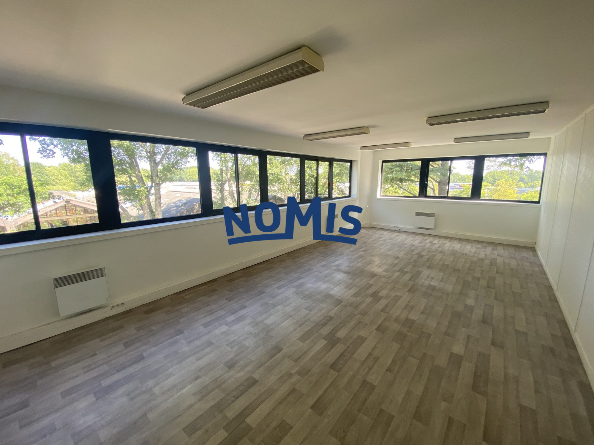 Bureaux lumineux de 270 m² à Orvault avec parking sécurisé.